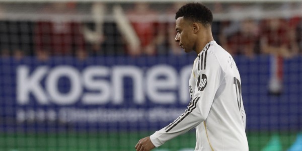 记者：即便受伤无法出战，我不认为姆巴佩在巴黎聚会玩乐是好形象