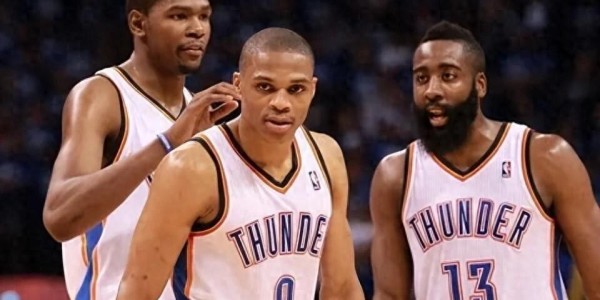 足球直播在线直播观看免费-太意外雷霆三少谁最能赚？哈登4.2亿 杜兰特5亿，看到威少我服了