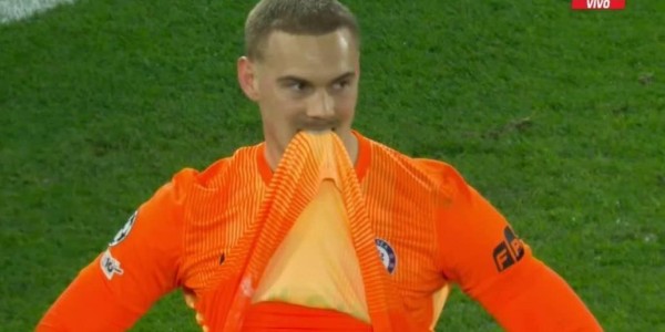 英超直播-“玩火门将”桑切斯对阵巴黎坐替补，但约恩森现2次严重失误