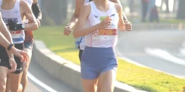 “最快女护士”张水华深圳马拉松再登领奖台，近50天5次参赛，获得超20万元奖金