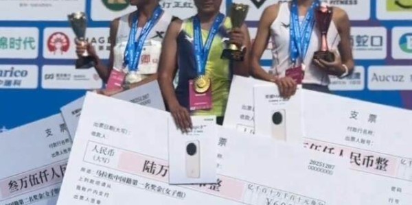 “最快女护士”张水华深圳马拉松再登领奖台，近50天5次参赛，获得超20万元奖金