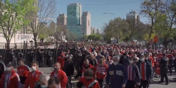 球迷回归!阿根廷国家德比 河床主场的火爆看台