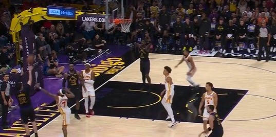 手感来了挡不住！詹姆斯突破差点失误 拉拉维亚底角强投压哨三分